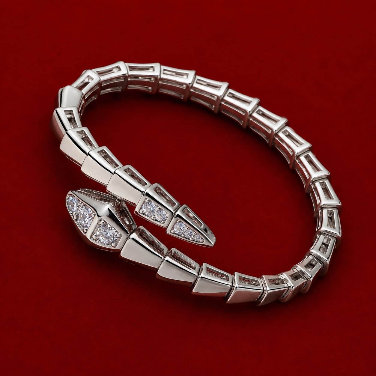 Pulsera estilo Bvlgari Serpenti Seduttori en tono oro blanco con cabeza de serpiente engastada en circonias