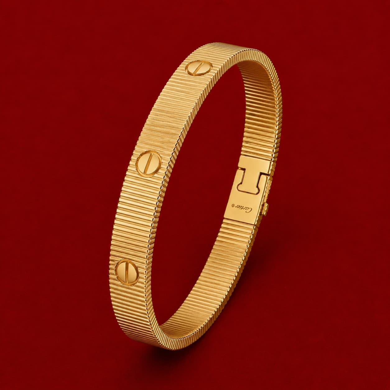 Brazalete estilo Cartier Love Rayonnante estriado en tono dorado con detalles de tornillos