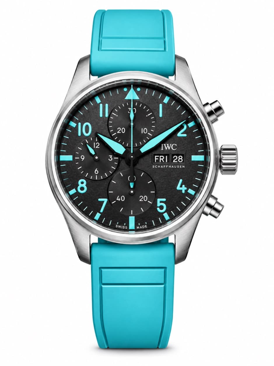 Reloj IWC Pilot's Watch Chronograph con esfera negra, detalles turquesa y correa de caucho turquesa